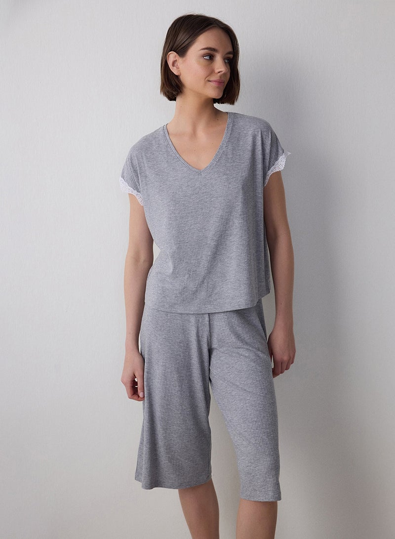 بنتي طقم بيجامة كابري بأكمام قصيرة وياقة على شكل  من الدانتيل - Image 1